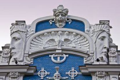 Detalle de uno de los edicios 'art nouveau' del arquitecto Mikhail Eisenstein, en Riga (Letonia).