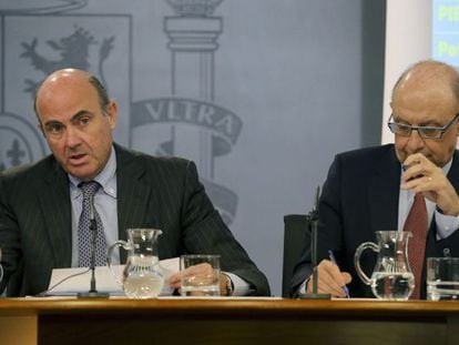 Los ministros de Econom&iacute;a, Luis de Guindos, y Hacienda, Crist&oacute;bal Montoro , durante una rueda de prensa. 