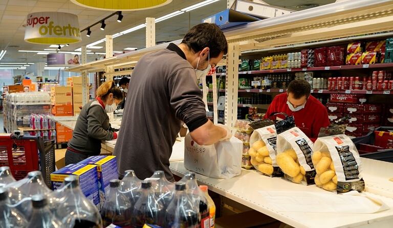 Varios trabajadores de Dia preparan pedidos para repartir a domicilio, en una imagen facilitada por la empresa.