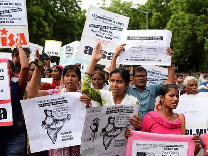 Manifestantes y estudiantes indios protestan por la muerte de 64 niños en un hospital, este domingo en Nueva Delhi.