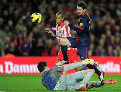 Messi marca el cuarto gol, su 90º tanto del año.