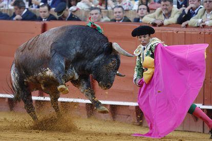 El Fundi, durante su faena en la Maestranza.