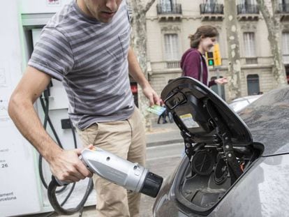 Un conductor recarga el coche el&eacute;ctrico en Barcelona. 