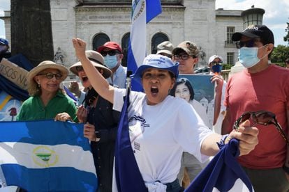 Activistas se manifiestan contra el régimen de Ortega, en Washington.
