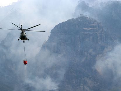 Un helicóptero sobrevuela el incendio forestal en Tepoztlán, México.