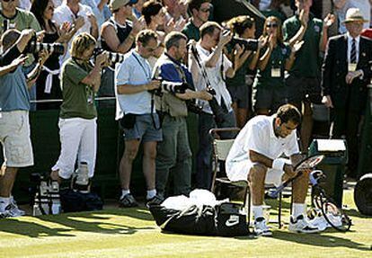 Sampras, rodeado de fotógrafos, tras ser eliminado en la segunda ronda del torneo de Wimbledon.
