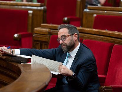 El consejero de Territorio de la Generalitat, Juli Fernàndez, durante el pleno del Parlament de la semana pasada.