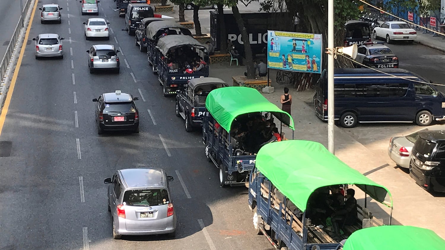 Vehículos policiales en una calle en Yangon, este lunes. 