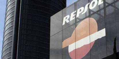 Logotipo de la petrolera Repsol, en el Paseo de la Castellana en Madrid.