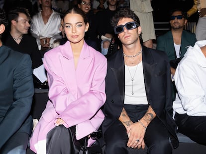 Laura Escanes y Álvaro de Luna, juntos, en el desfile de Dolores Cortés en la Semana de la Moda de Madrid, el pasado mes de septiembre.