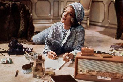 La actriz francesa Romy Schneider quedó inmortalizada para siempre ataviada con el tweed y las perlas de Chanel en su papel protagonista en la película Boccaccio 70 (Federico Fellini) estrenada en 1962. Viejo Hollywood en estado puro.