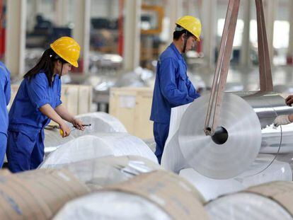 Trabajadores de una f&aacute;brica de aluminio en Huaibei, China.