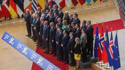 Líderes de la UE más los de Islandia, Noruega y Liechtenstein posan para la foto de familia este viernes en Bruselas.
