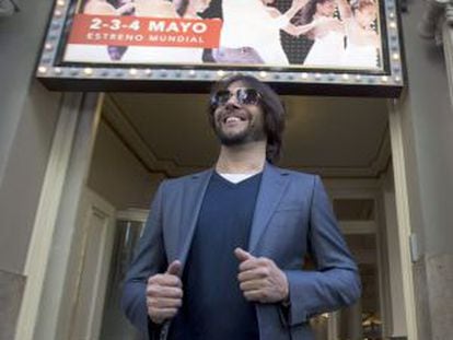 El bailaor Joaquín Cortés a las puertas del teatro Tívoli de Barcelona.
