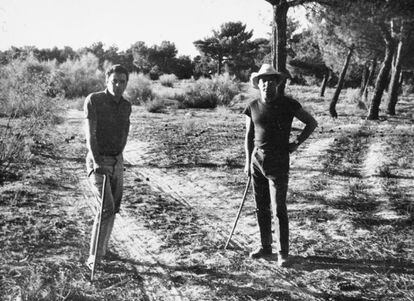 Juan Marsé y Jaime Gil de Biedma en Nava de la Asunción (Segovia). Verano de 1964.