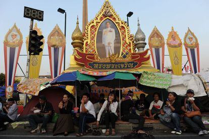 Manifestantes ante un retrato del rey Bhumibol en Bangkok.