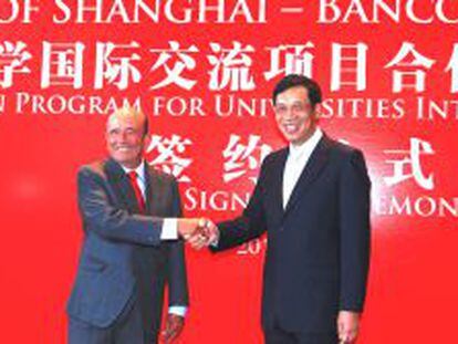 Emilo Bot&iacute;n, junto al presidente del Bank of Shanghai (BoS), Fan Yifei.