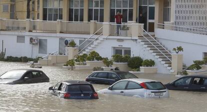 Algunos de los vehículos que han quedado atrapados por las fuertes lluvias registradas en Alicante.