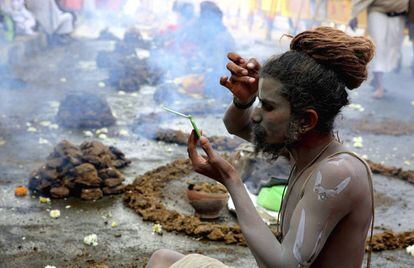 Un 'sadhu' se pinta la cara antes de realizar un ritual durante una protesta en contra del gobierno de Madhya Pradesh en Bhopal (India).