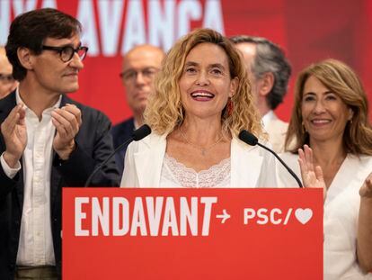 Meritxell Batet junto con Salvador Illa en la sede del PSC para celebrar el resultado de las elecciones en Cataluña que ven el PSC como primera fuerza.