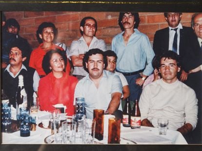 Fotografía de Pablo Escobar en la oficina del jefe de la división de Houston de la Agencia Antidroga Estadounidense (DEA, por sus siglas en inglés), una imagen tomada a la foto original en 2012.