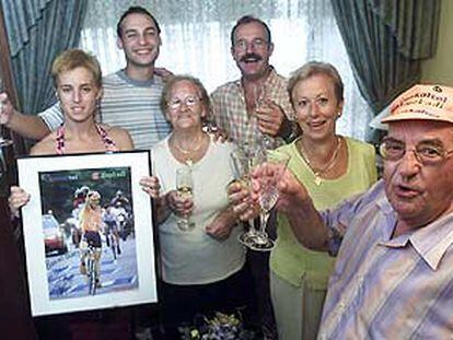 La hermana, con su novio, los padres y los abuelos de Iban Mayo celebran la victoria.