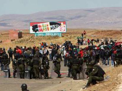 Mineros, trabajadores de fábricas y de hospitales estatales bloquean hoy, martes 7 de mayo de 2013, una carretera que une las ciudades aledañas de La Paz y El Alto (Bolivia).