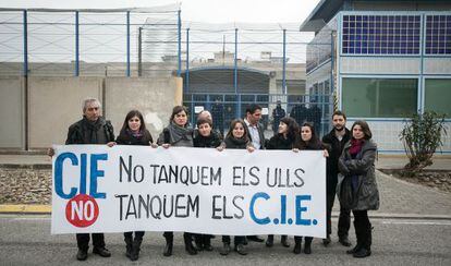 Diputados y miembros de ONG, ayer ante las instalaciones del CIE de la Zona Franca.