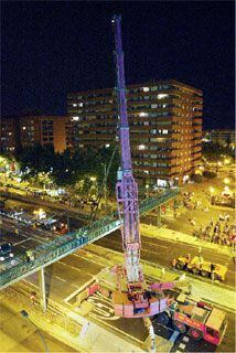 Una grúa de grandes dimensiones se encargó de llevarse el puente de la Gran Via.