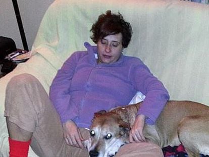 Teresa Romero con su perro &quot; Excalibur&quot;, en una foto de la cuenta de Facebook de Javier Lim&oacute;n, su marido. 