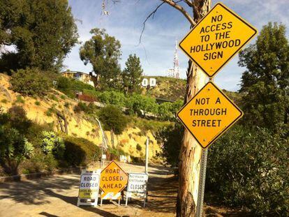 Entrada al camino que lleva al cartel de Hollywood, en lo alto de la exclusiva urbanizaci&oacute;n Hollywoodland.