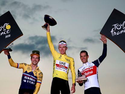 Podio del pasado Tour de Francia en los Campos Elíseos de París. De izquierda a derecha, Primoz Roglic, Tadej Pogacar y Rochie Porte.