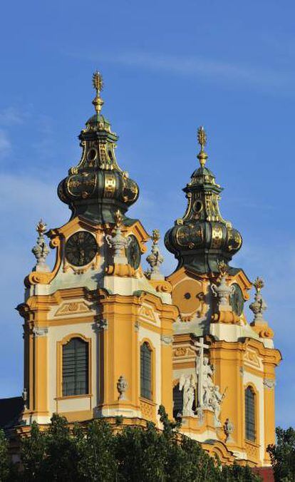 Detalle de las torres de la iglesia en la abadía benedictina de Melk (Austria).
