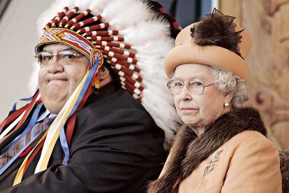 La reina con el jefe indio Alphonse Bird durante una visita oficial a Canadá.