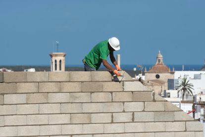 Un obrero trabaja en la construcción de una vivienda en Menorca este miércoles.