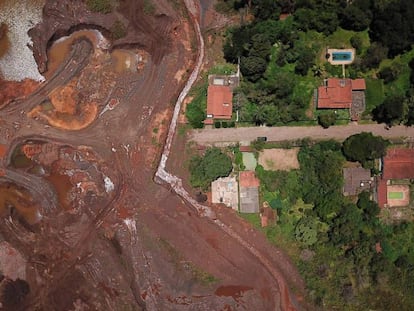 El rastro que dejó el tsunami de barro en Brumadinho fotografiado este mes.
En vídeo, EL PAÍS repasa los efectos de la catástrofe cien días después.