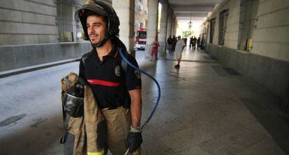 Un bombero tras apagar el fuego en los juzgados de Sevilla.