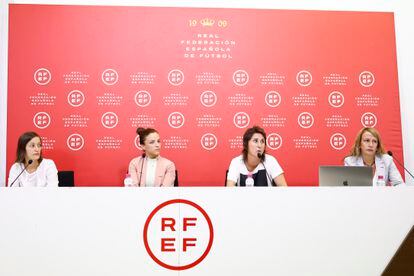 De izquierda a derecha: Guadalupe Porras, Marta Huertas, Marta Frías y Yolanda Parras este lunes en la Ciudad del Fútbol de Las Rozas.