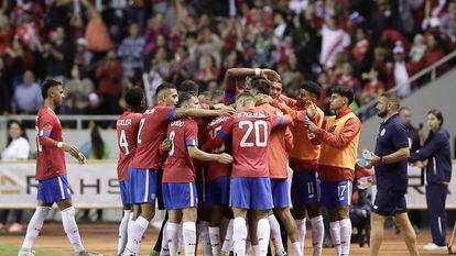 Los jugadores de Costa Rica celebran un gol en un partido amistoso contra Nigeria en el estadio Nacional de San José.