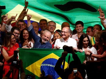 Lula da Silva celebra sus resultados en las elecciones en Brasil.