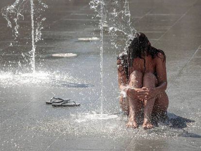  Una persona se refresca en una fuente del Parque Central de Valencia. 
