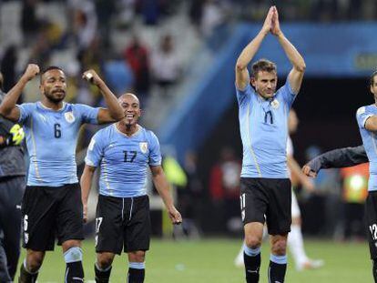 Los jugadores de Uruguay al finalizar el partido Uruguay-Inglaterra. 