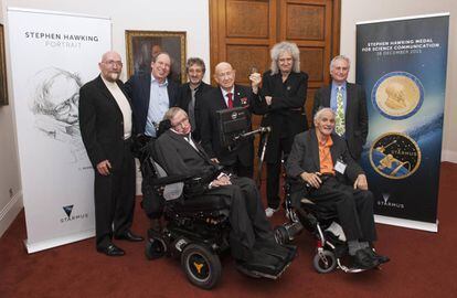 Al fondo, de izquierda a derecha, Kip Thorne, Nobel de física, el compositor Hans Zimmer, Garik Israelian, Leonov, Brian May y Richard Dawkins. En primera fila, Stephen Hawking y el Nobel de Química Harold Kroto.