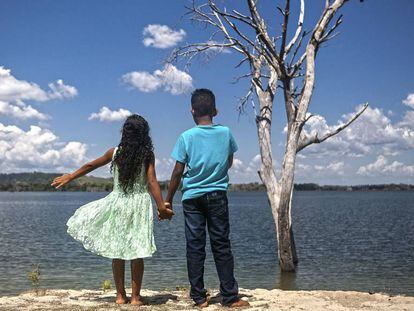 La niña con nombre de calle y el niño con nombre de futbolista en el embalse de la central de Belo Monte, en Altamira, Pará.