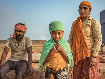 Una familia de trabajadores en un horno de ladrillos de Biratnagar, en Terai (Nepal), en noviembre de 2021.