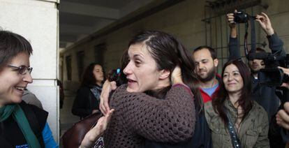 Ana Garc&iacute;a, la c&aacute;mara de televisi&oacute;n detenida, tras salir del juzgado. 