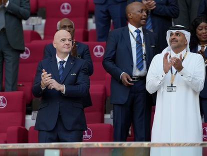 Gianni Infantino, presidente de la FIFA, junto a Khalid bin Khalifa bin Abdul Aziz Al Thani, Primer Ministro de Qatar, durante el partido entre Inglaterra e Irán.