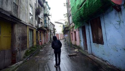 La calle de Carmen Curuxeiras, en Ferrol, parte del Camino Ingl&eacute;s compostelano, cerrado al paso por el riesgo de derrumbe de sus edificios.