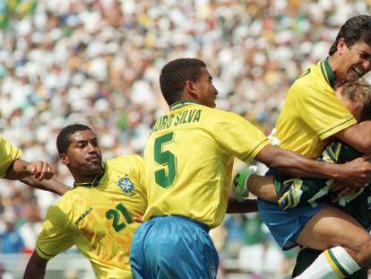 ESTADOS UNIDOS 1994. BRASIL, 0-ITALIA, 0. Bebeto abraza entre lágrimas de felicidad a Taffarel después de ganar el título en el tanda de penaltis, después de que Baggio errara su lanzamiento.