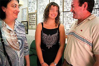 Jessica junto a sus padres, ayer, tras conocer la sentencia.